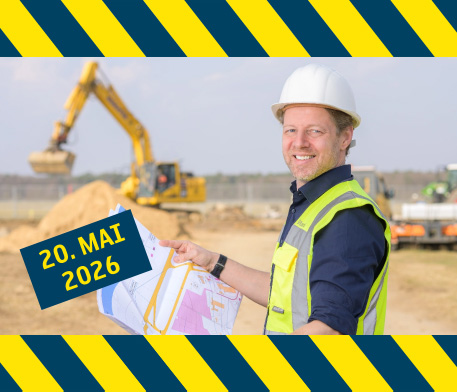 Bauleiter mit Helm und gelber Warnweste hält Baupläne auf der Baustelle mit Bagger im Hintergrund